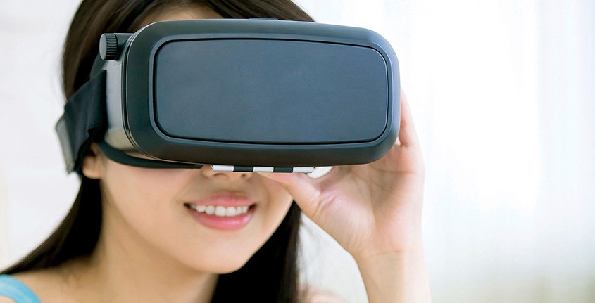 The Ticker: Alibaba and JD.com Battle for Virtual Reality Customers